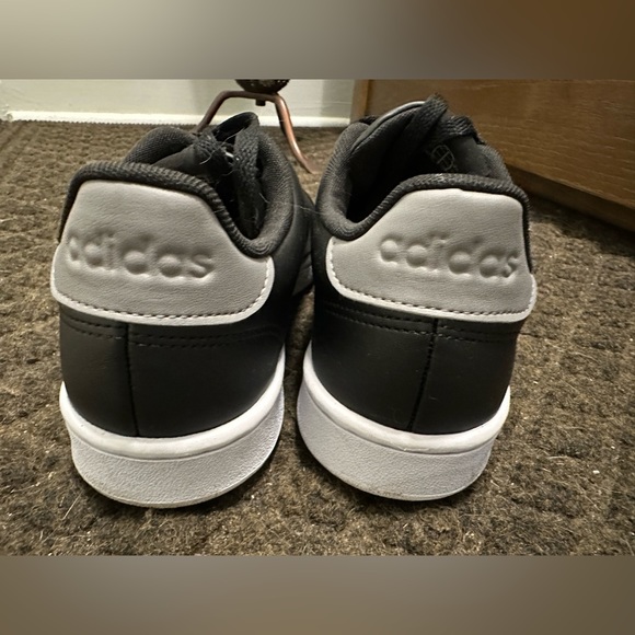 Adidas Advantage Shoes LIKE NEW - Picture 6 of 7